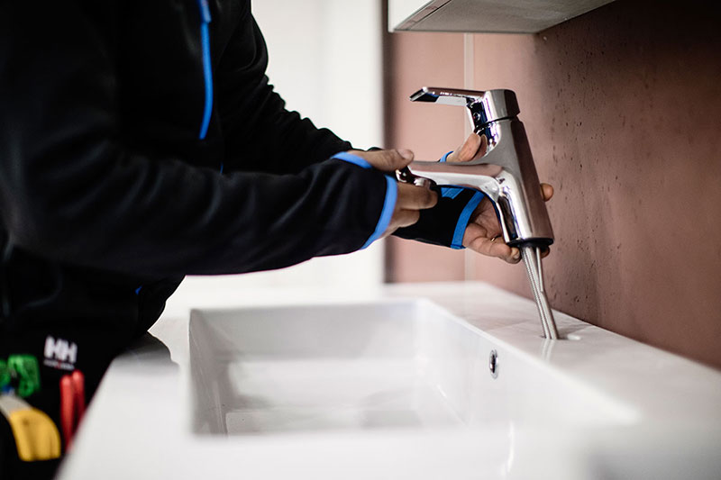 VB rørlegger installerer kran